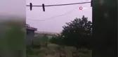 Şimşekleri görüntülerken 5 metre yanına yıldırım düştü... O anlar kamerada