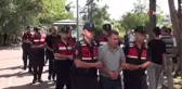 Antalya'da tefeci operasyonu... Ukraynalı kadın tefeci elindeki kelepçeyi tişörtüyle böyle gizlemeye çalıştı