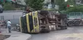 Sarıyer'de hurda yüklü kamyon yan yattı, sürücü yaralandı