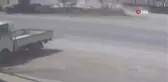 Tomruk yüklü tır lastiğinin patlamasıyla durabildi... O anlar kamerada