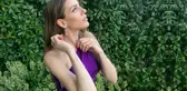 2 çocuk annesi Sinem Kobal derin yırtmaçlı elbisesiyle poz verdi, fiziği hayran bıraktı