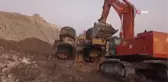 Hafriyat kamyonu zemini kayan yolda devrildi