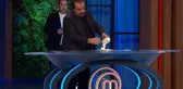 MasterChef'te gergin anlar! Mehmet Yalçınkaya, lekeli bardakta tatlı sunan Azize'ye ateş püskürdü