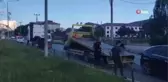 Tır, otomobili refüje sürükledi