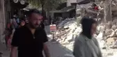Enkaz kent Hatay'da molozların arasında bayram alışverişi