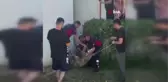 Boşluğa sıkışan koyun kurtarıldı