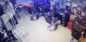 Başı dönünce deprem oluyor sandı, berberi birbirine kattı