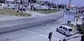 Hatay'da feci kaza kamerada: Motosikletteki 2 kişi metrelerce savruldu