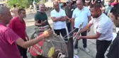 Eşeğe saman balyası yüklemek için kıyasıya yarıştılar