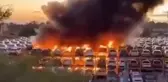 Fransa'da gözü dönen protestocular sıfır otomobilleri yaktı