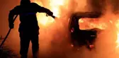 Protestocular belediye başkanının evini yanan bir araçla hedef aldı! Eşi ve çocukları yaralandı
