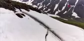 Motosikletiyle çıktığı 3 bin rakımda gölün üzerinden kayak yaparak geçti