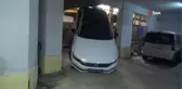 Otomobil asansörlü otoparka sıkıştı