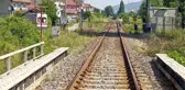 Demiryolundan karşıya geçmek isteyen kadına yük treni çarptı
