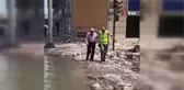 Yaşlı adamı sırtında taşıyan polis memuru, takdir topladı