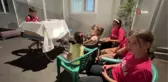 Depremzede çocuktan konteyner kentteki arkadaşlarına sinema sürprizi