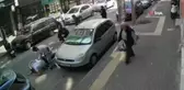 Motosiklet yolun karşısına geçmek isteyen kıza böyle çarptı