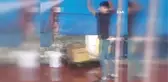 Sıcaktan bunalan adam oto yıkamacıda böyle serinledi