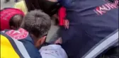 Aracın altında sıkışan motosiklet sürücüsü itfaiye ekipleri tarafından kurtarıldı