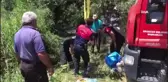 Kanalizasyon kuyusuna düşen inek itfaiye ekiplerince kurtarıldı