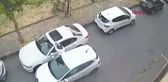 Bağcılar'da Otomobilin Camını Kırıp Hayalet Ekran Çalan Hırsızlar Güvenlik Kamerasına Yakalandı