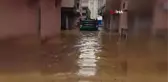 Sel nedeniyle ev ve iş yerlerinde mahsur kalan vatandaşlar botlarla kurtarıldı