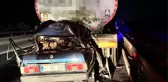 Tankere arkadan çarpan otomobil kağıt gibi ezildi! 3 kişi hayatını kaybetti