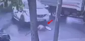 Feci kaza kamerada! Küçük çocuğu fark etmedi, araba ile üzerinden geçti
