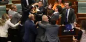 Kosova Parlamentosu'nda vekiller yumruk yumruğa kavga etti! Başbakana su fırlattılar