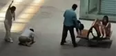 Öfkeli anne ve baba, kızlarını taciz edip kameraya alan kişiyi bayılana kadar kırbaçladı