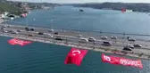 Darbenin 7'nci yılında dev Türk bayrağı 15 Temmuz Şehitler Köprüsü'ne asıldı