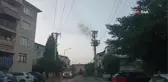 Elektrik direği alevlere teslim oldu, sokak elektriksiz kaldı