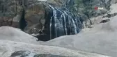 Kırılan buzulun oluşturduğu çukura düşen 2 kişiyi arama çalışmaları devam ediyor