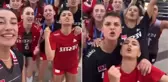 Efsane sporcuya selam çaktılar! Milli voleybolcular söyledikleri zafer şarkısıyla mest etti