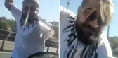 Trafikte yol kesen şahıs, hamile kadının bulunduğu arabayı yumrukladı
