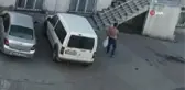 Arnavutköy'de eşine ve komşularına kızan adam sokak ortasında bıçakla kendine zarar verdi