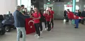 Dünya şampiyonu genç milliler, İstanbul Havalimanı'nda çiçeklerle karşılandı