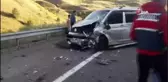 Minibüs ile otomobil kafa kafaya çarpıştı: 3 yaralı