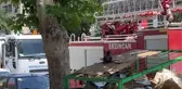 Yere düşen yavru kargayı yuvasına koyan itfaiye ekipleri, vatandaşları anne karganın saldırısından kurtardı