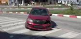 Kontrolden Çıkan Araç Refüje Çarptı: 2 Yaralı