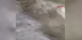 ADANA'DA DEPREM'DE DAĞDAN KOPAN KAYA PARÇALARI EVE GİRDİ