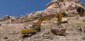 Tehlike saçan dev kaya parçaları kaldırıldı