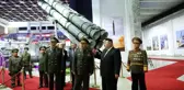 Kim Jong-un, Rusya Savunma Bakanı'nı ağırladı ve yeni silahlarını sergiledi