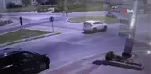Otomobiller çarpıştı, yolda yürüyen gençler ölümden kıl payı kurtuldu... O anlar kamerada