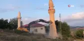 5.5'lik depremde hasar alan minare halatla yıkıldı