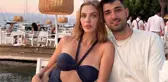 İkiz bebek bekleyen Yasemin Şefkatli, mavi bikinisiyle sere serpe poz verdi