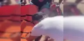 Denizde boğulma tehlikesi geçiren genci cankurtaran kurtardı