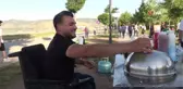 Hastalığı çalışmasına engel olmadı... Tekerlekli sandalyesiyle ekmeğini kazanıyor