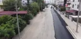 Kavurucu sıcakta çalışan asfalt emekçilerine serinleten ikram limon dondurması