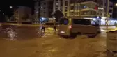 İzmir'de ana boru patladı, 2 mahalleyi su bastı